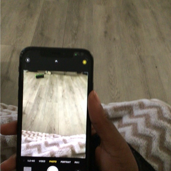 Barely used IPhone XR - Picture 3 of 5